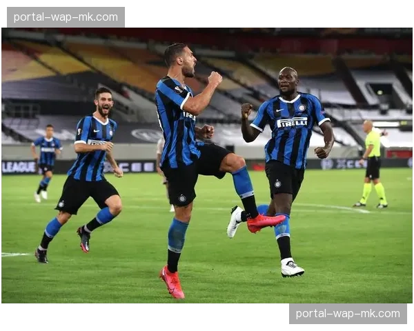 终场哨响,提前夺冠的国际米兰球员与球迷共同庆祝 终场哨响,提前夺冠的国际米兰球员与球迷共同庆祝