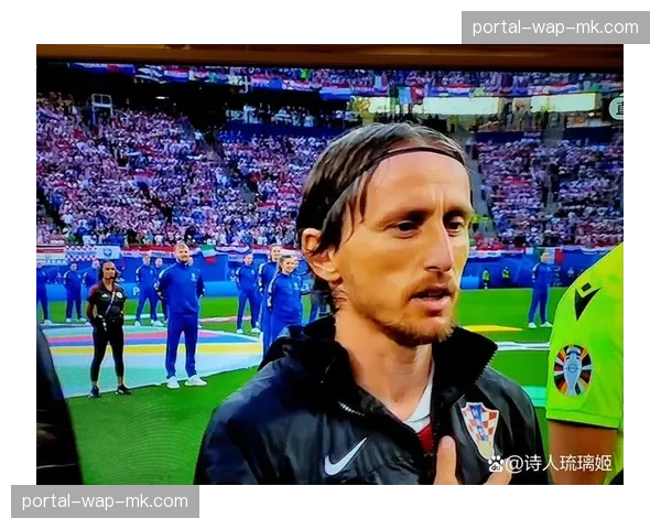 终场哨响瞬间：克罗地亚老将莫德里奇跪地掩面